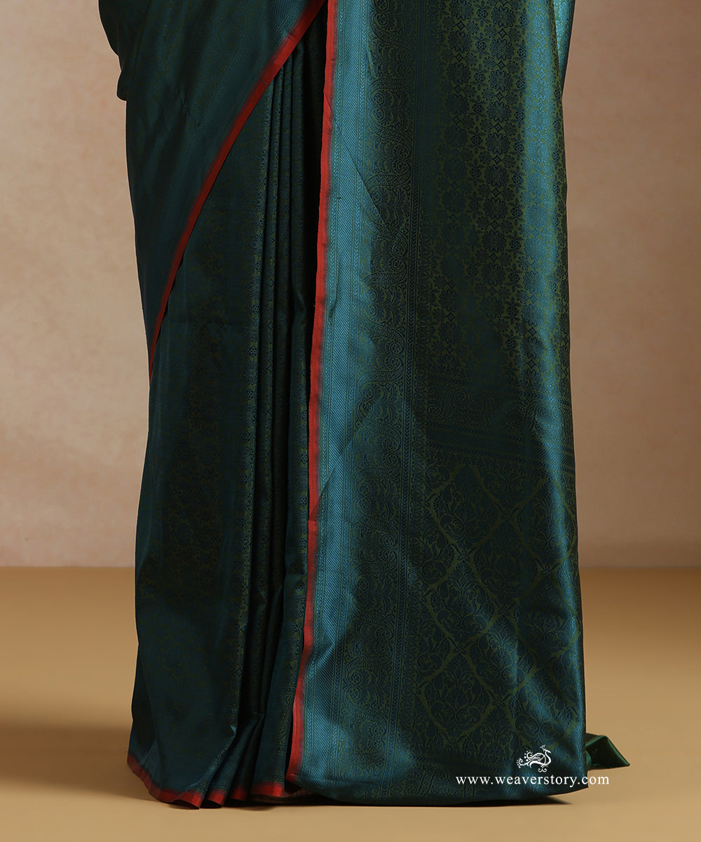 Green_And_Firozi_Handloom_Pure_Katan_Silk_Resham_Tanchoi_Banrasi_Saree_With_Small_Floral_And_Red_Selvedge_WeaverStory_04