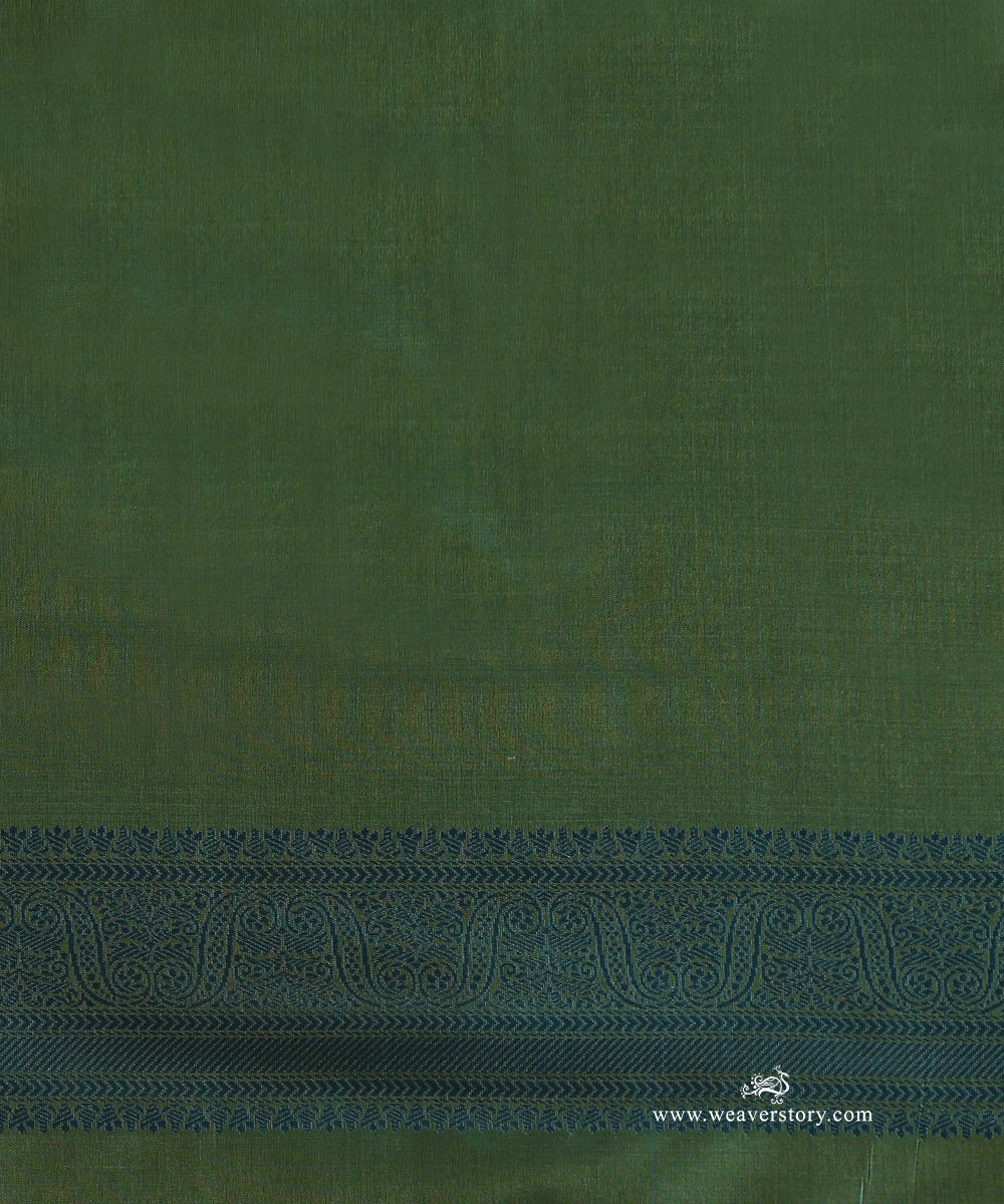 Green_And_Firozi_Handloom_Pure_Katan_Silk_Resham_Tanchoi_Banrasi_Saree_With_Small_Floral_And_Red_Selvedge_WeaverStory_05