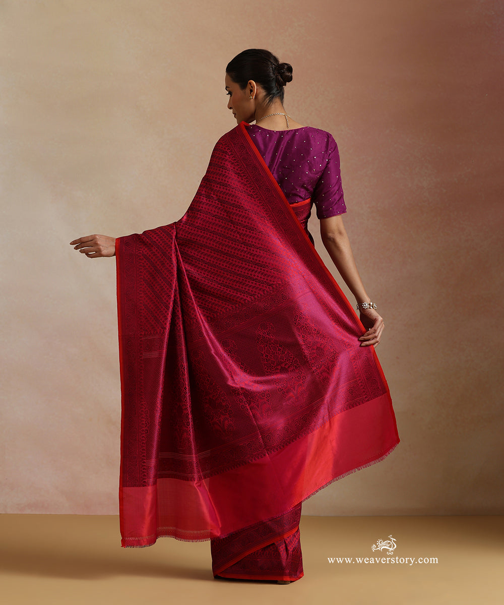 Magenta_And_Blue_Handloom_Pure_Katan_Silk_Resham_Tanchoi_Banrasi_Saree_With_Small_Paisley_And_Flower_Aadi_Bel_WeaverStory_03