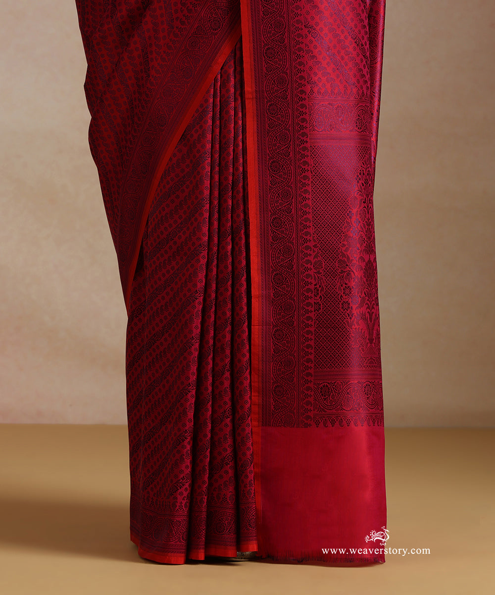 Magenta_And_Blue_Handloom_Pure_Katan_Silk_Resham_Tanchoi_Banrasi_Saree_With_Small_Paisley_And_Flower_Aadi_Bel_WeaverStory_04