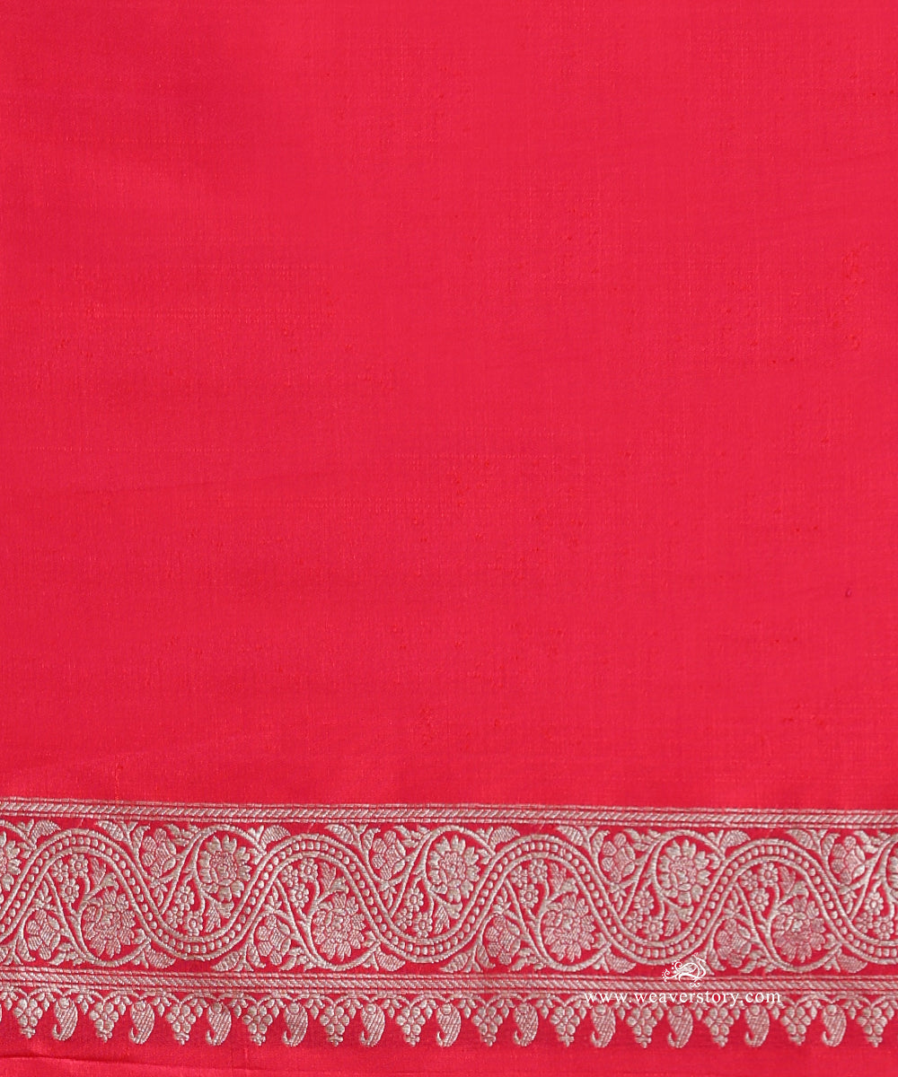 Magenta_And_Blue_Handloom_Pure_Katan_Silk_Resham_Tanchoi_Banrasi_Saree_With_Small_Paisley_And_Flower_Aadi_Bel_WeaverStory_05