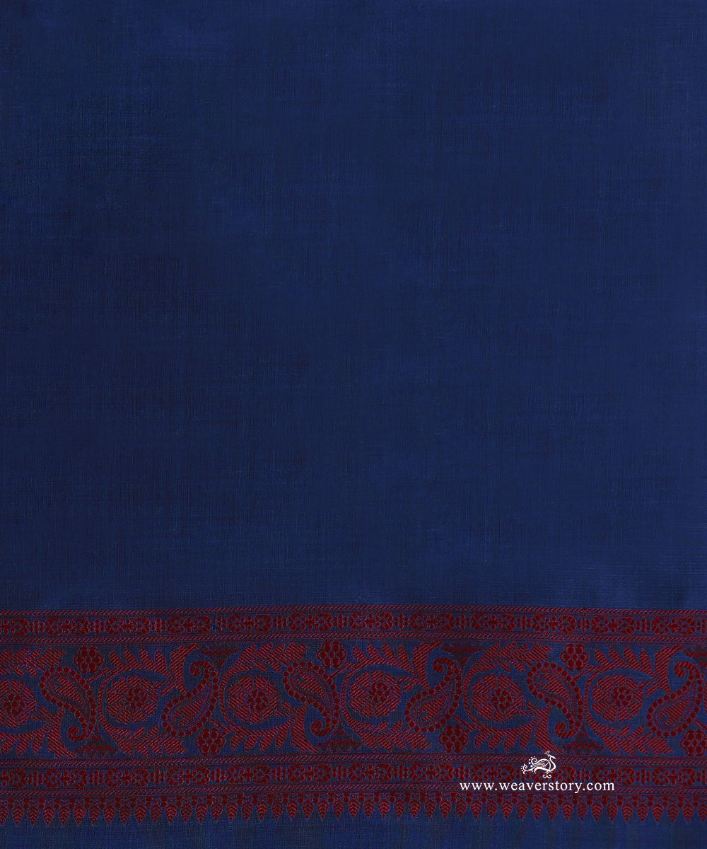 Blue_And_Red_Handloom_Pure_Katan_Silk_Resham_Tanchoi_Banrasi_Saree_With_Small_Leaf_Bel_And_Red_Selvedge_WeaverStory_05