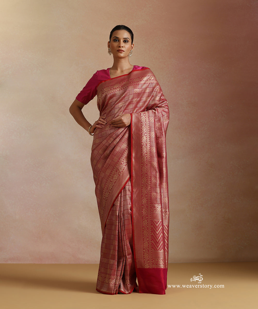 Magenta_Handloom_Pure_Katan_Silk_Kimkhab_Banrasi_Saree_With_Zometric_Pattern_WeaverStory_02