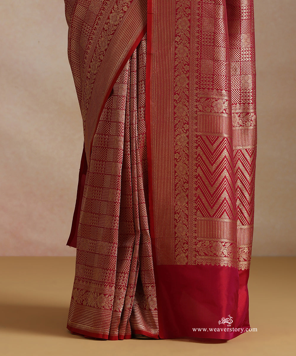 Magenta_Handloom_Pure_Katan_Silk_Kimkhab_Banrasi_Saree_With_Zometric_Pattern_WeaverStory_04