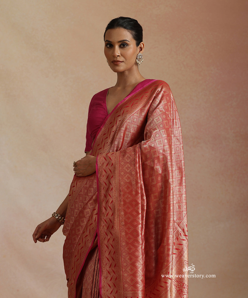 Red_Handloom_Pure_Katan_Silk_Kimkhab_Banrasi_Saree_With_Flowing_Lines_On_Border_WeaverStory_01