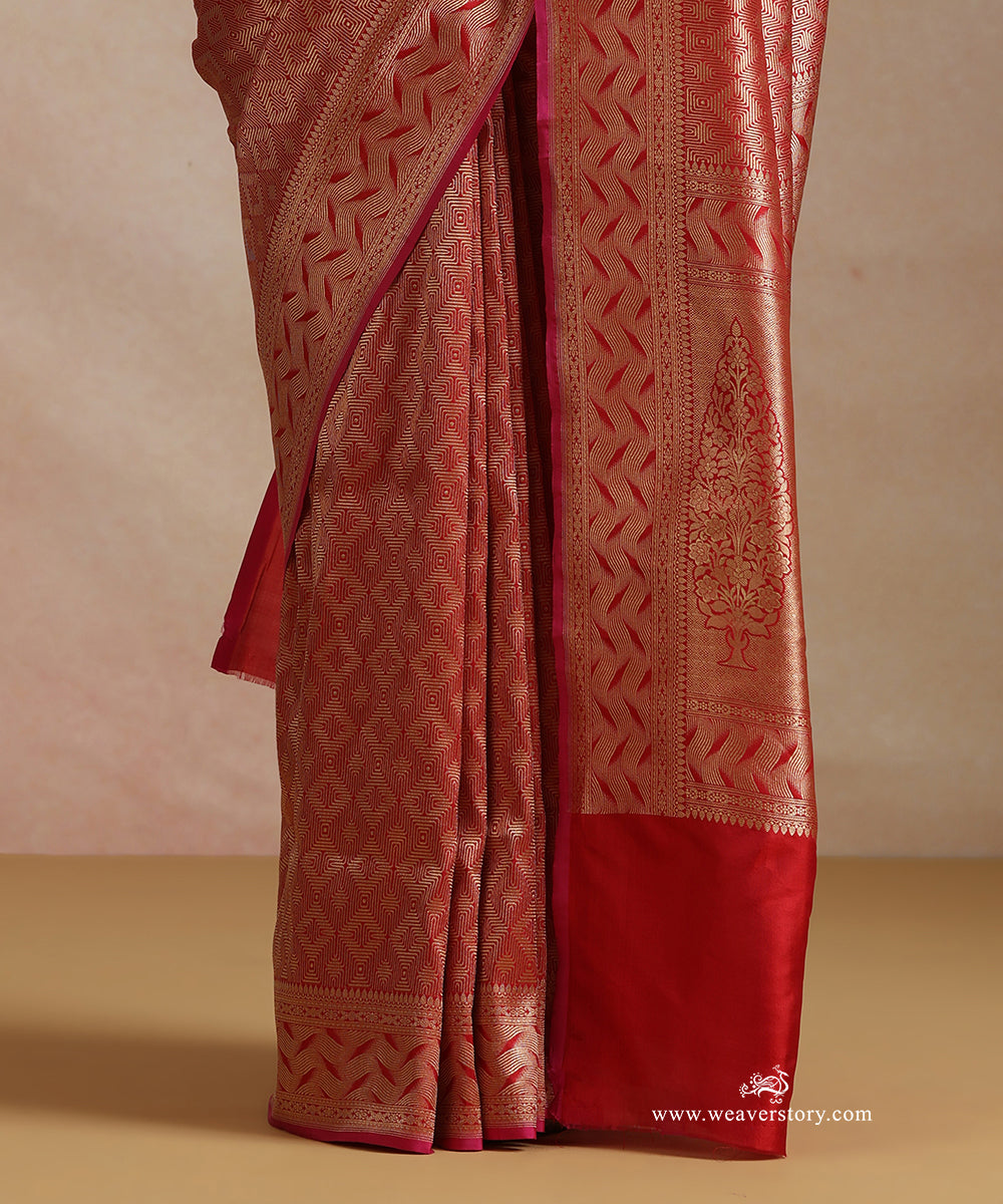 Red_Handloom_Pure_Katan_Silk_Kimkhab_Banrasi_Saree_With_Flowing_Lines_On_Border_WeaverStory_04