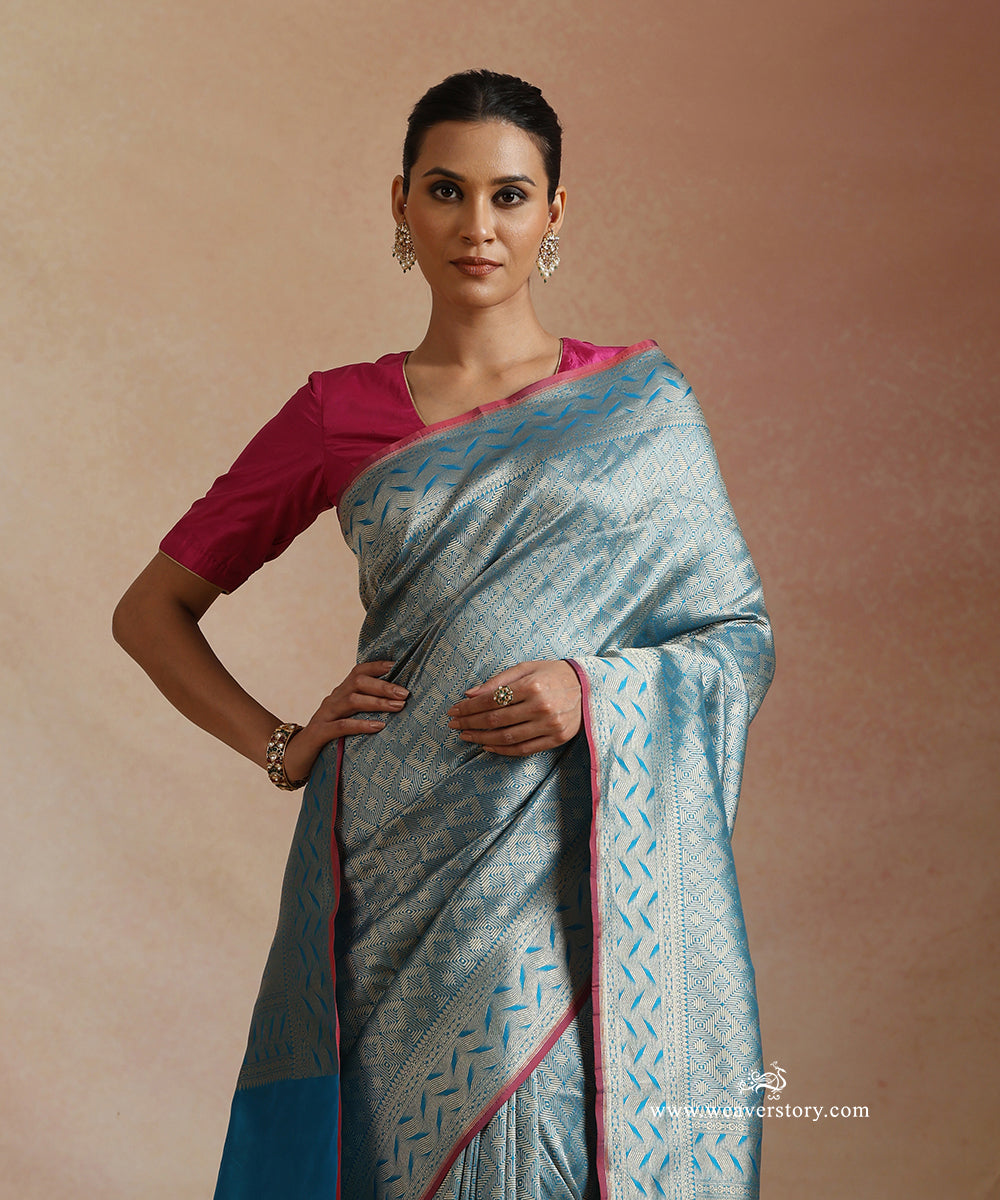 Firozi_Katan_Silk_Kimkhab_Banrasi_Saree_With_Flowing_Lines_On_Border_WeaverStory_01