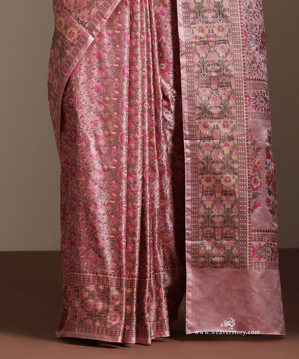 Soft_Pink_Handloom_Pure_Katan_Silk_Tanchoi_Banarasi_Saree_With_Rose_Flower_Jall_WeaverStory_04