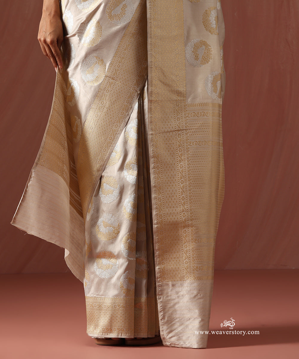 Off_White_Handloom_Pure_Katan_Silk_Banarasi_Saree_With_Kadhwa_Birds_Boota_WeaverStory_04