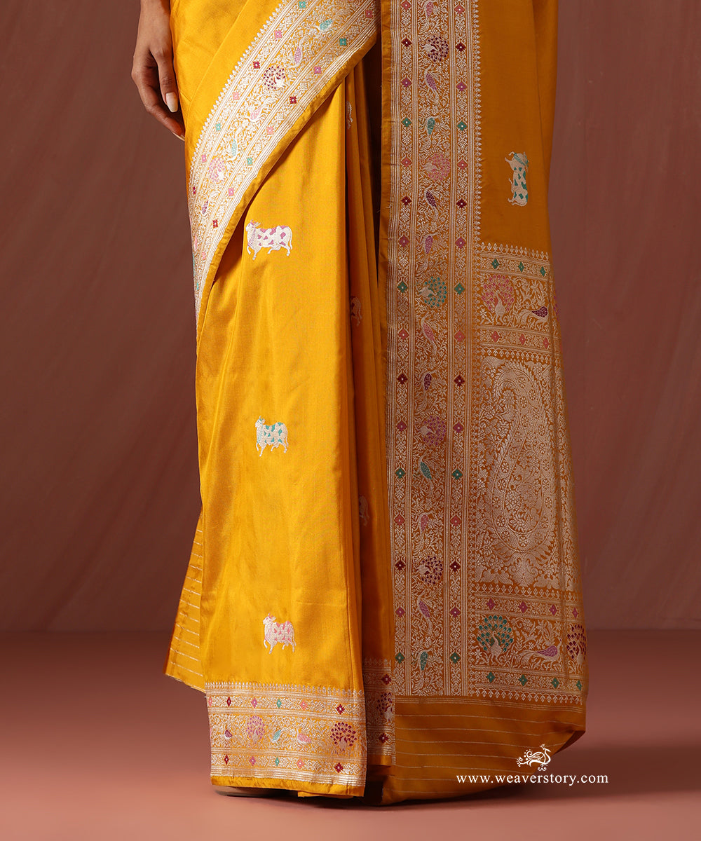 Mustard_Handloom_Pure_Katan_Silk_Banarasi_Kadhwa_Meenakari_Nandi_Motifs_With_Peacock_Motif_Border_WeaverStory_04