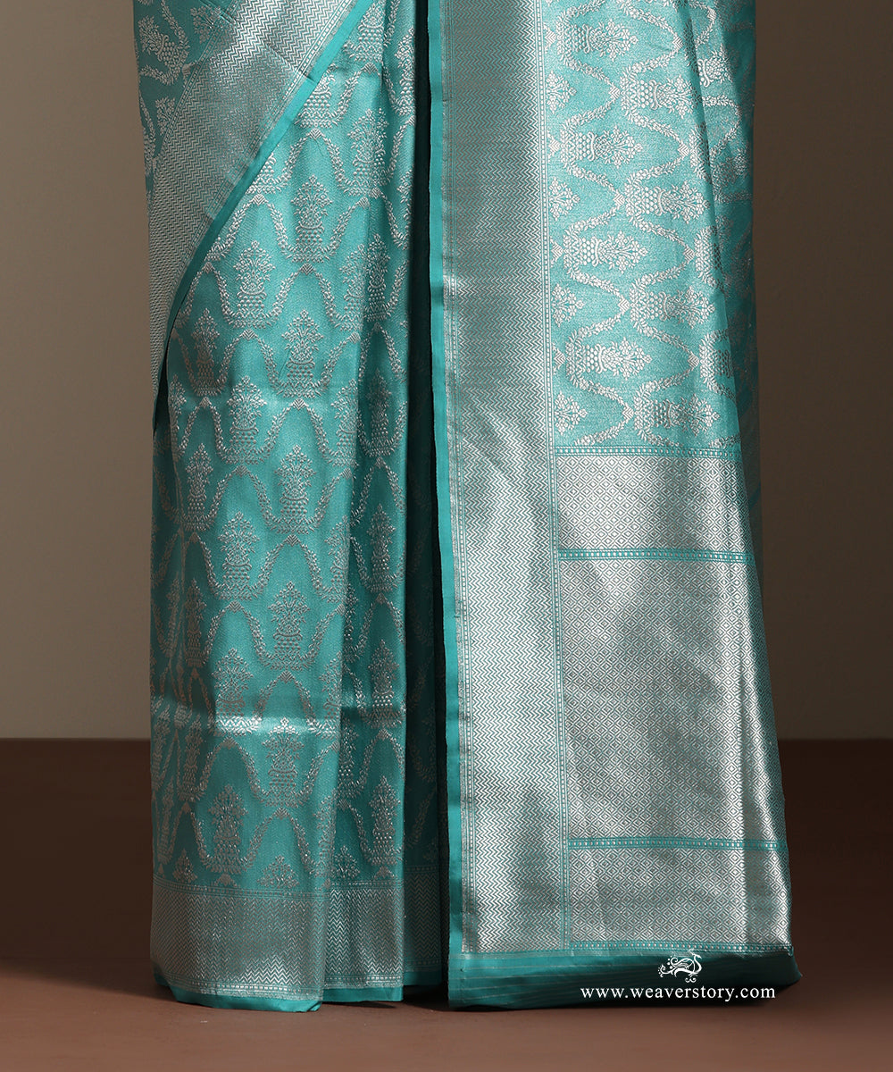 Fioji_Handloom_Pure_Katan_Silk_Banarasi_Kimkhab_Guldasta_Motifs_Silvers_Zari_Saree_WeaverStory_04