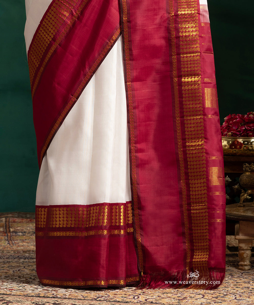 Offwhite_Pure_Silk_Kanjivaram_Saree_With_Red_Korvai_Border_WeaverStory_04