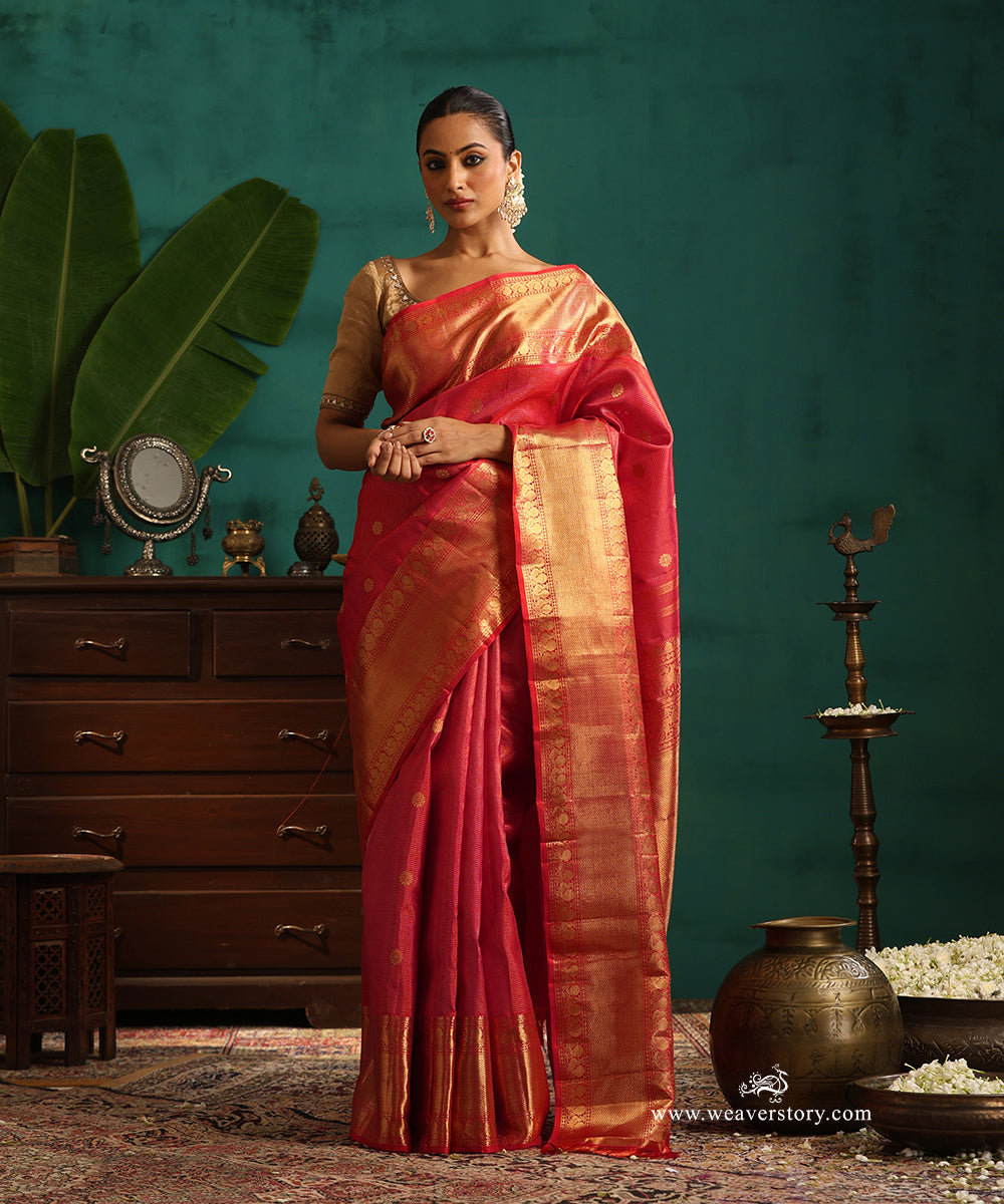 Red_And_Gold_Handloom_Pure_Silk_Pure_Zari_Vaira_Oosi_Kanjivaram_Saree_With_Chakram_Motifs_WeaverStory_01