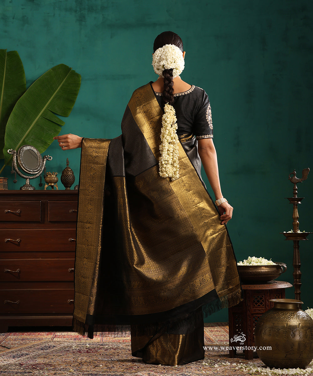 Black_Handloom_Pure_Silk_Pure_Zari_Checks_Kanjivaram_Saree_With_Killi_Motifs_On_Border_WeaverStory_03