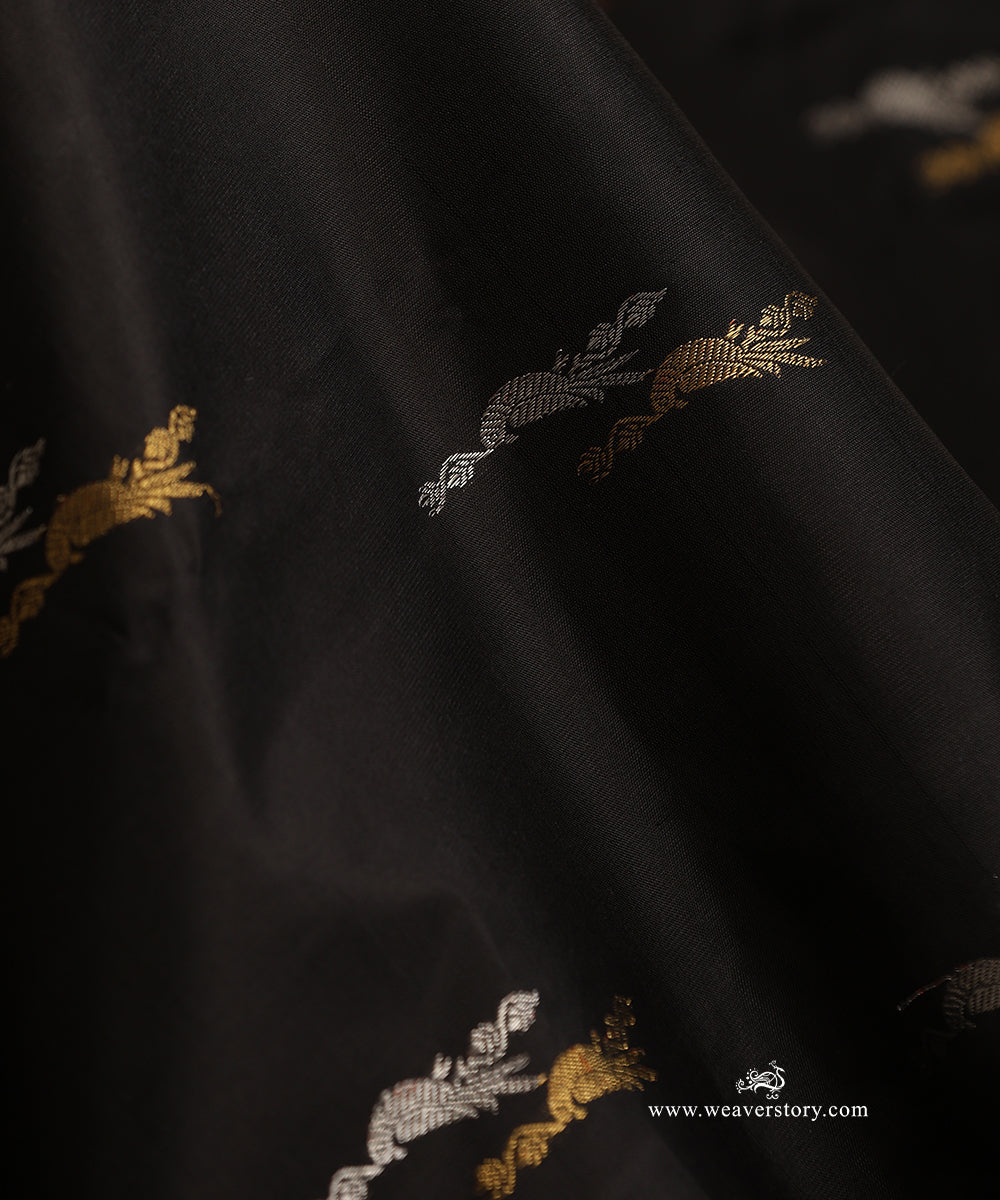 Black_Handloom_Pure_Silk_Pure_Zari_Kajivaram_Saree_With_Killi_Motifs_And_Annapakshi_Border_With_Green_Thread_Work_WeaverStory_05