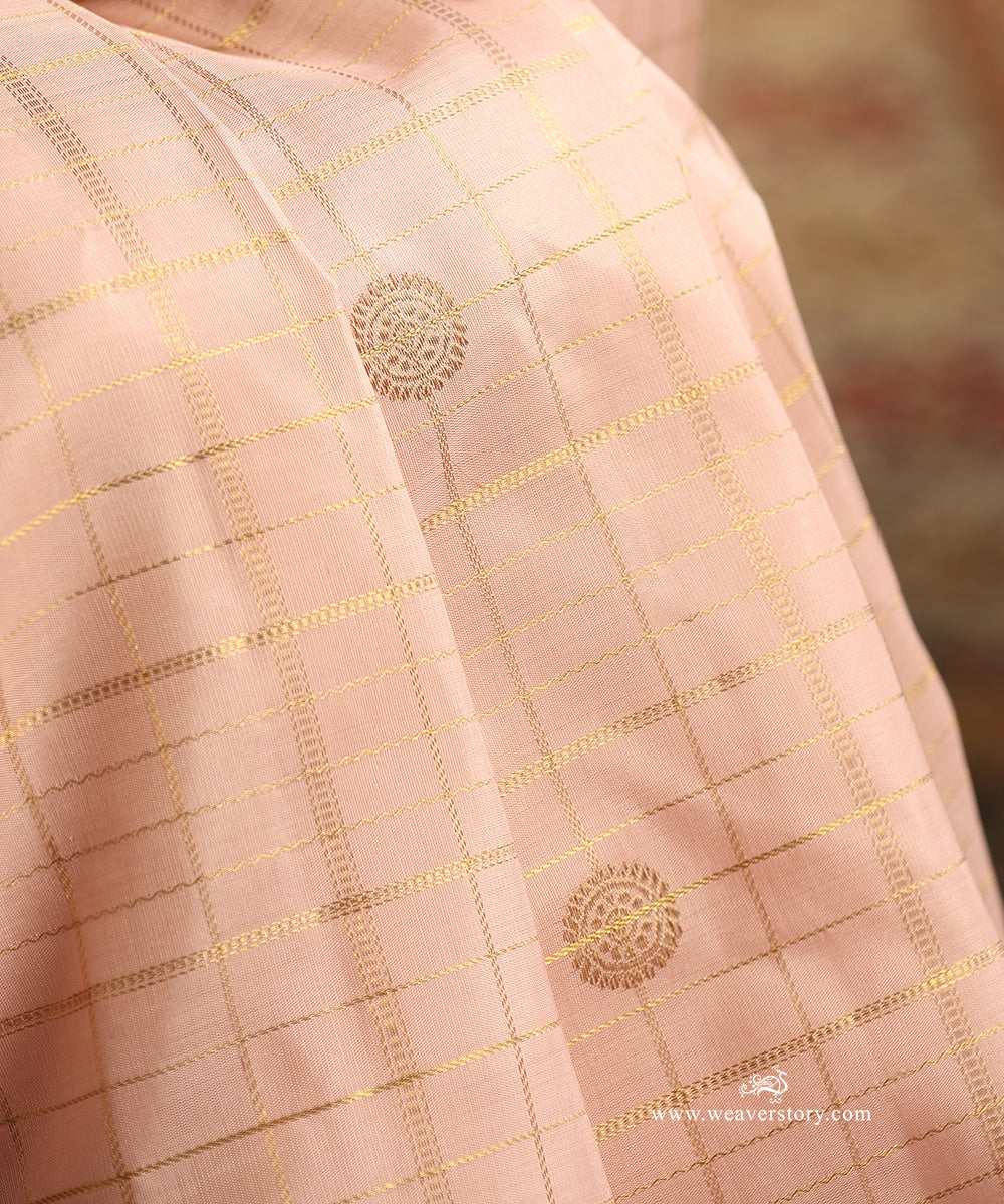 Blush_Pink_Handloom_Pure_Silk_Pure_Zari_Checks_Kanjivaram_Saree_With_Rudraksha_Motif_And_Wine_Korwai_Border_WeaverStory_05