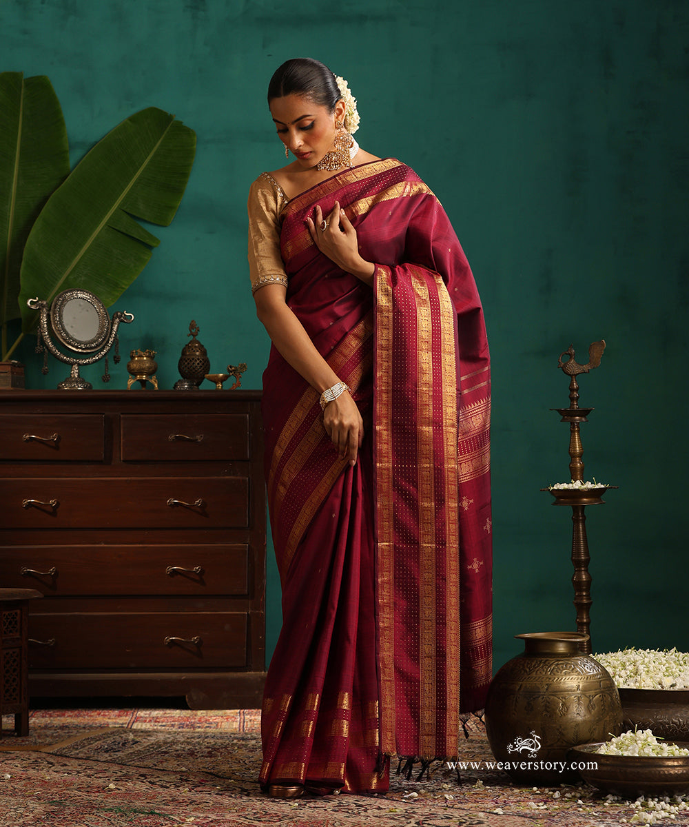 Maroon_Handloom_Pure_Silk_Pure_Zari_Kanjivaram_Saree_With_Small_Kollam_Motifs_And_Annpakshi_Border_WeaverStory_01