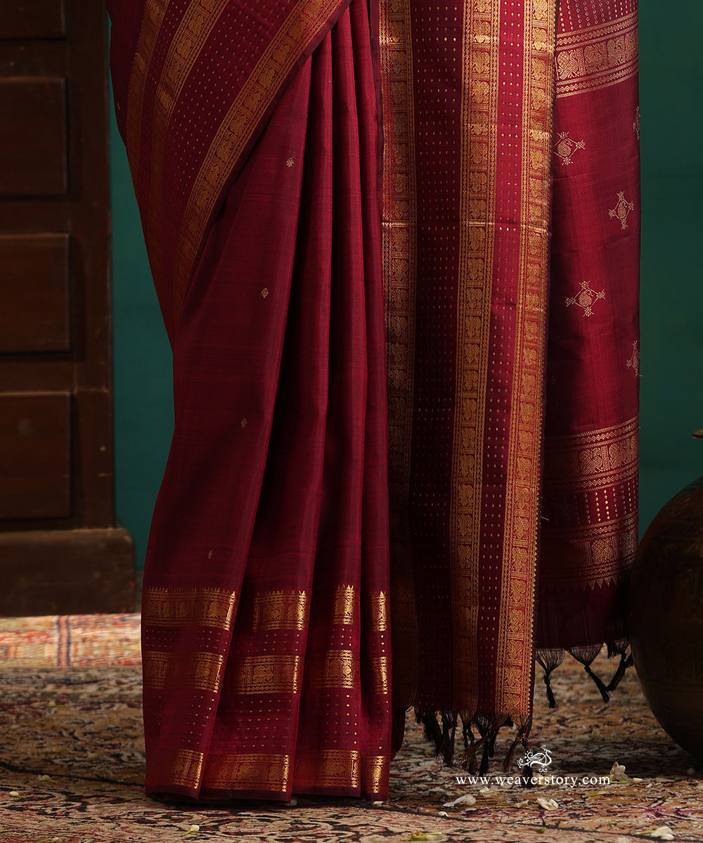 Maroon_Handloom_Pure_Silk_Pure_Zari_Kanjivaram_Saree_With_Small_Kollam_Motifs_And_Annpakshi_Border_WeaverStory_04