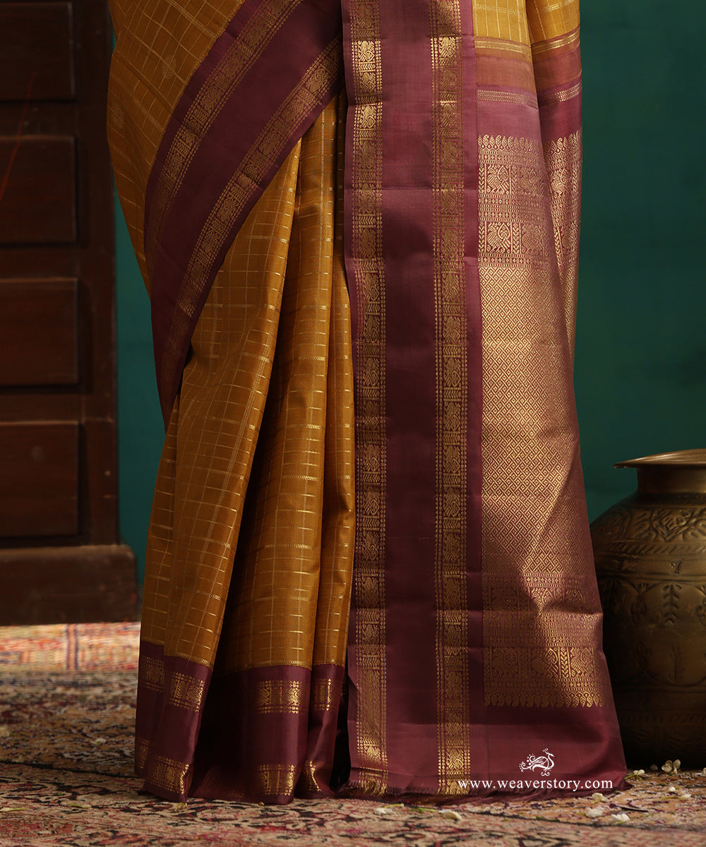 Mustard_Handloom_Gold_Pure_Silk_Pure_Zari_Checks_Kanjivaram_Saree_With_Wine_Border_WeaverStory_04