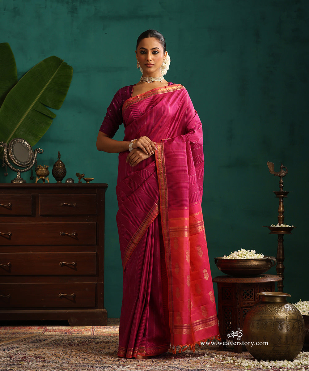 Pink_And_Black_Handloom_Pure_Silk_Pure_Zrai_Kanjivaram_Saree_With_Traditional_Chakram_Border_WeaverStory_01