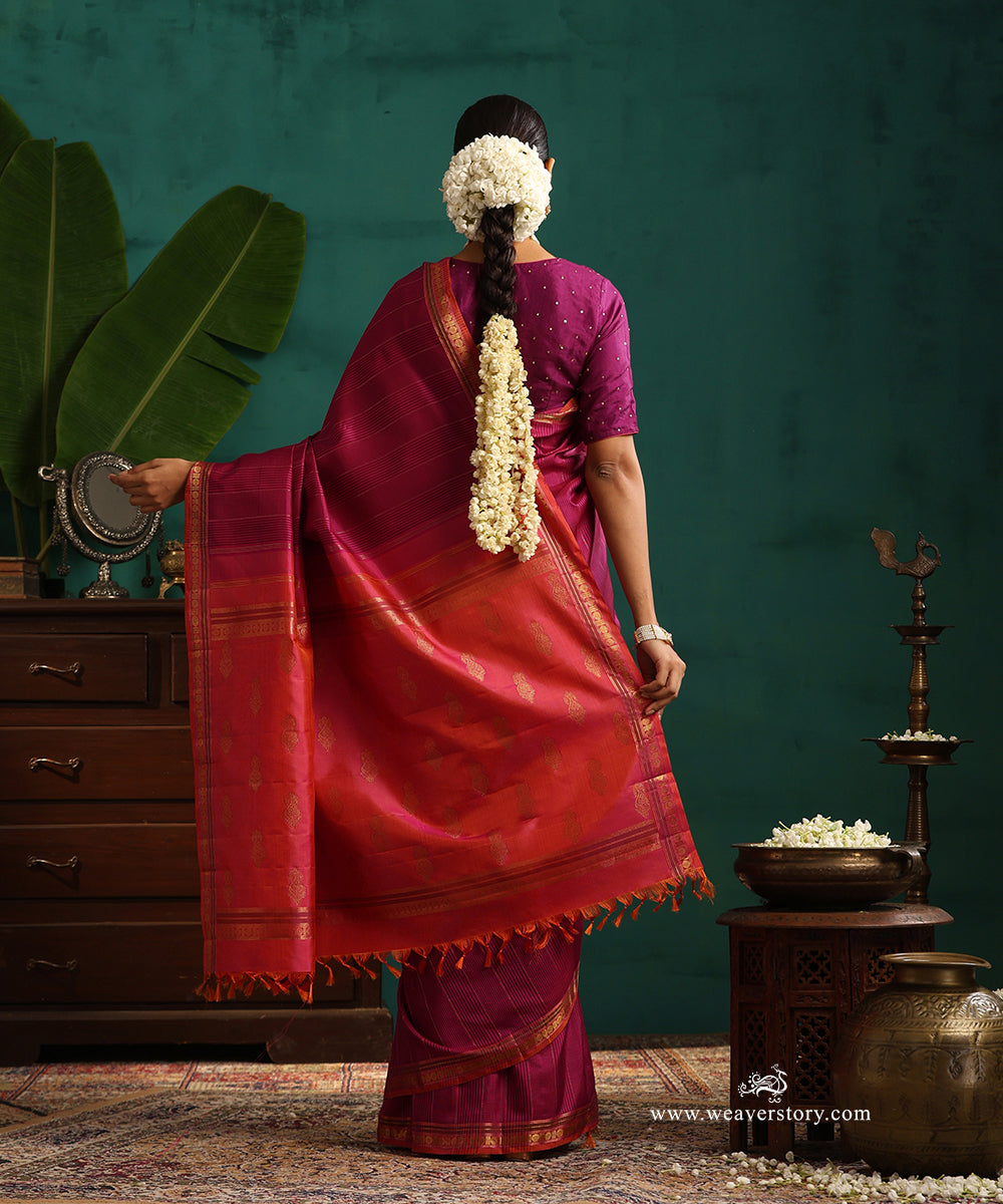 Pink_And_Black_Handloom_Pure_Silk_Pure_Zrai_Kanjivaram_Saree_With_Traditional_Chakram_Border_WeaverStory_03