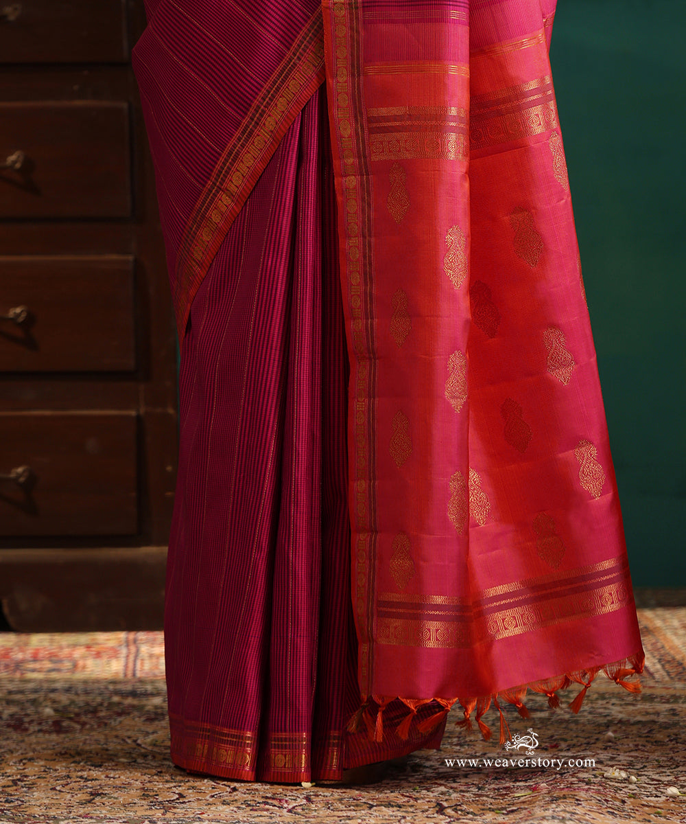 Pink_And_Black_Handloom_Pure_Silk_Pure_Zrai_Kanjivaram_Saree_With_Traditional_Chakram_Border_WeaverStory_04