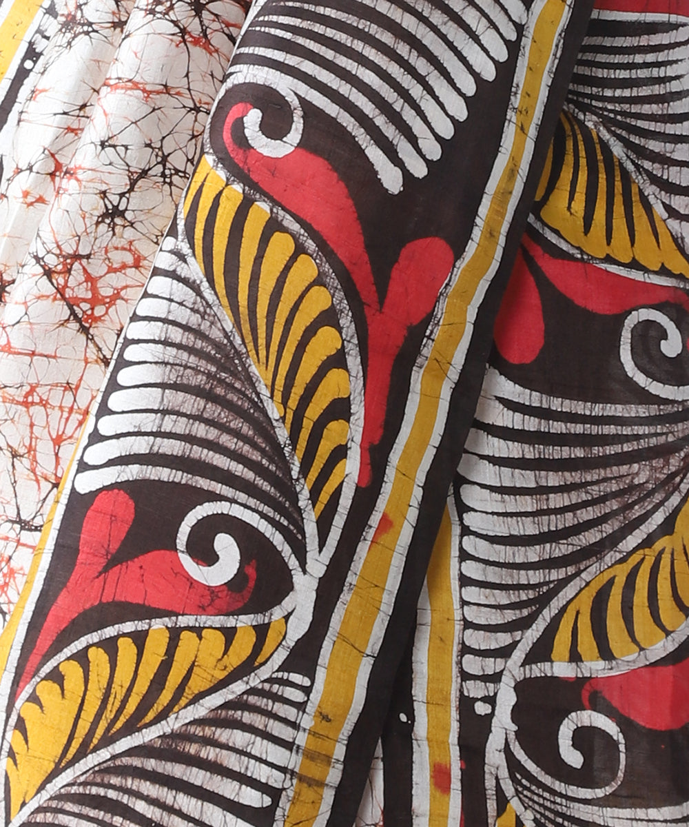 Off_White_And_Black_Handloom_Hand_Batik_Pure_Mulberry_Silk_Saree_With_Peacock_Motif_On_Pallu_WeaverStory_04