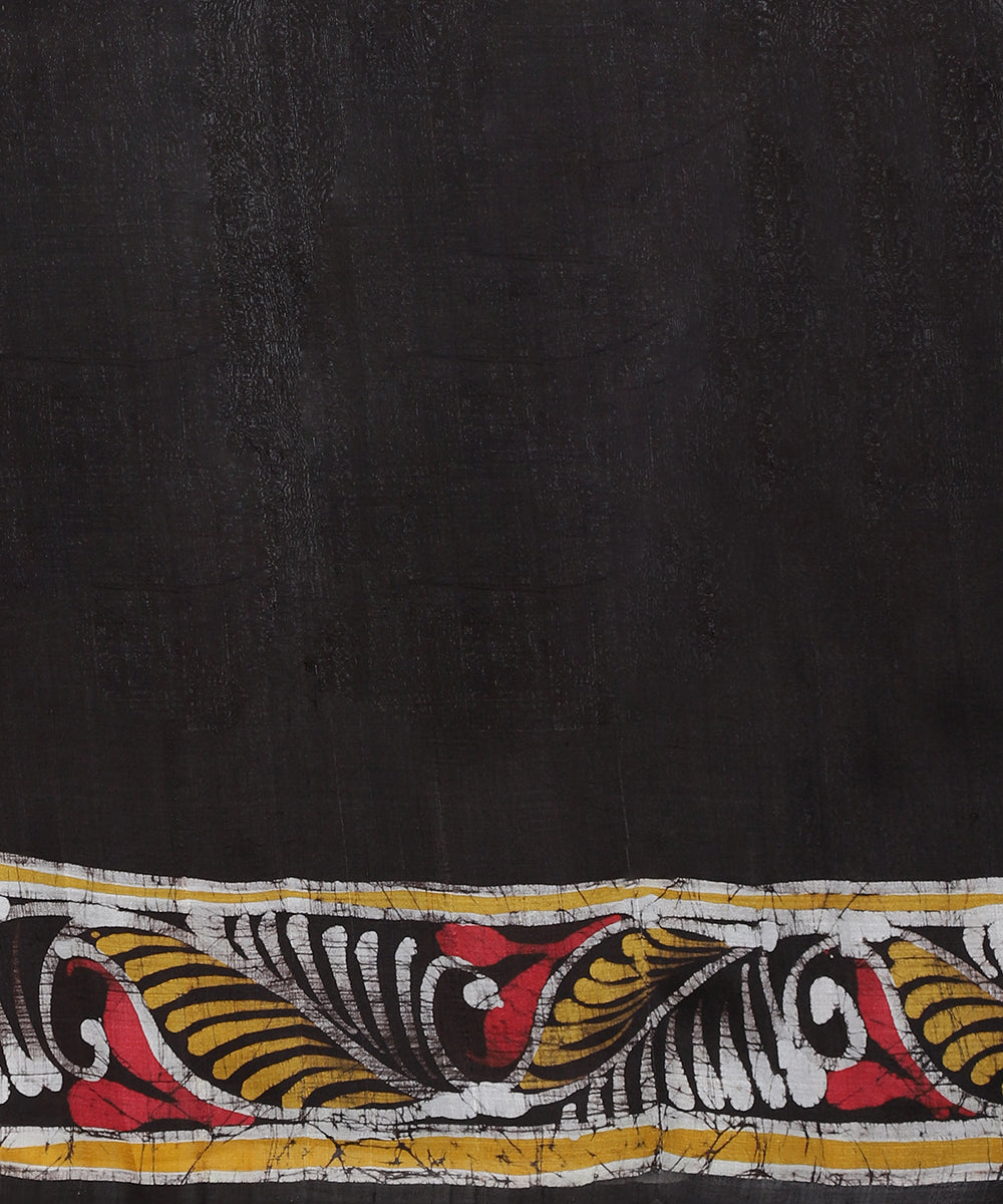 Off_White_And_Black_Handloom_Hand_Batik_Pure_Mulberry_Silk_Saree_With_Peacock_Motif_On_Pallu_WeaverStory_05