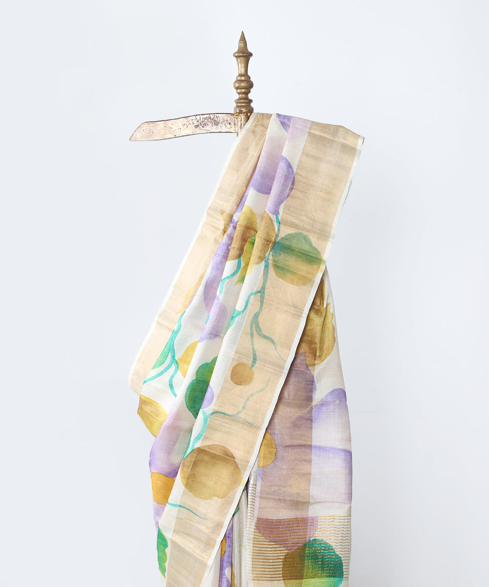 Beige_Handloom_Hand_Batik_Pure_Tusser_Silk_Saree_With_Floral_And_Leaf_Motifs_WeaverStory_02