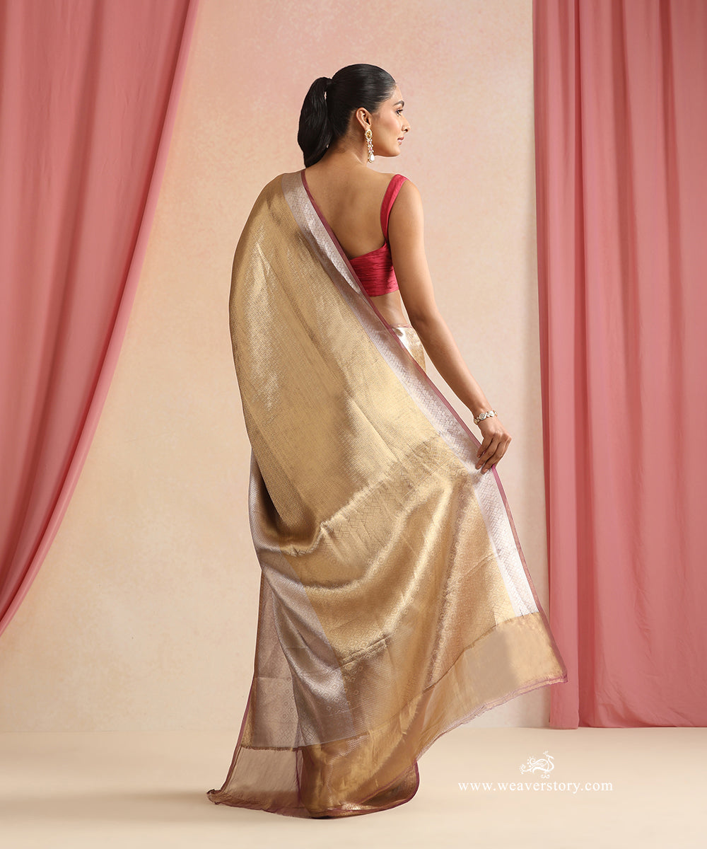 Gold_And_Silver_Handloom_Pure_Silk_Tissue_Tanchoi_Banarasi_Saree_With_Mauve_Selvedge_WeaverStory_03