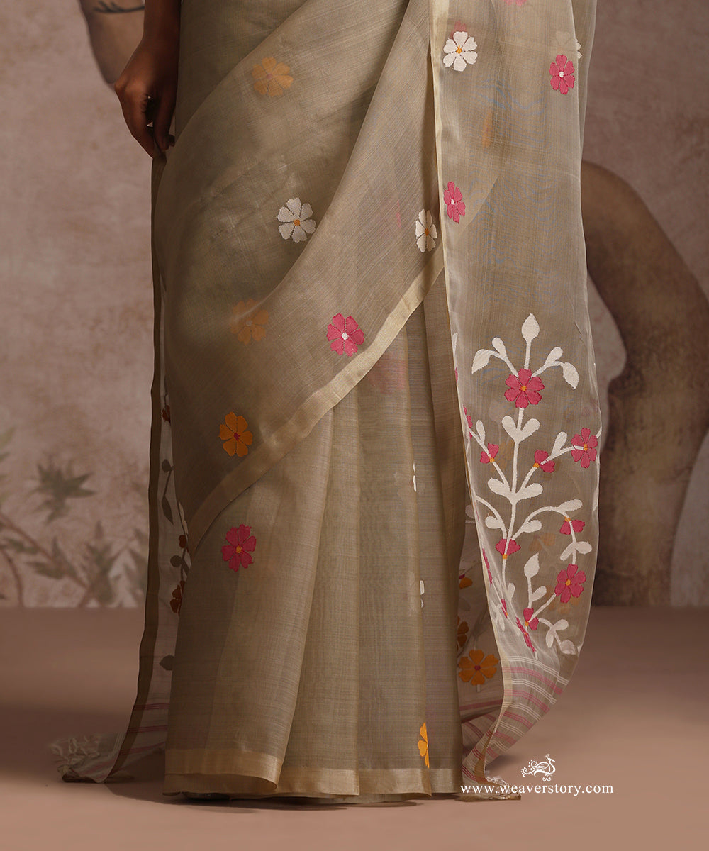 Grey_Handlooom_Pure_Muslin_Dhakai_Jamdani_Saree_With_Floral_Bootis_And_Multicolour_Floral_Guldasta_Motifs_On_Pallu_WeaverStory_05
