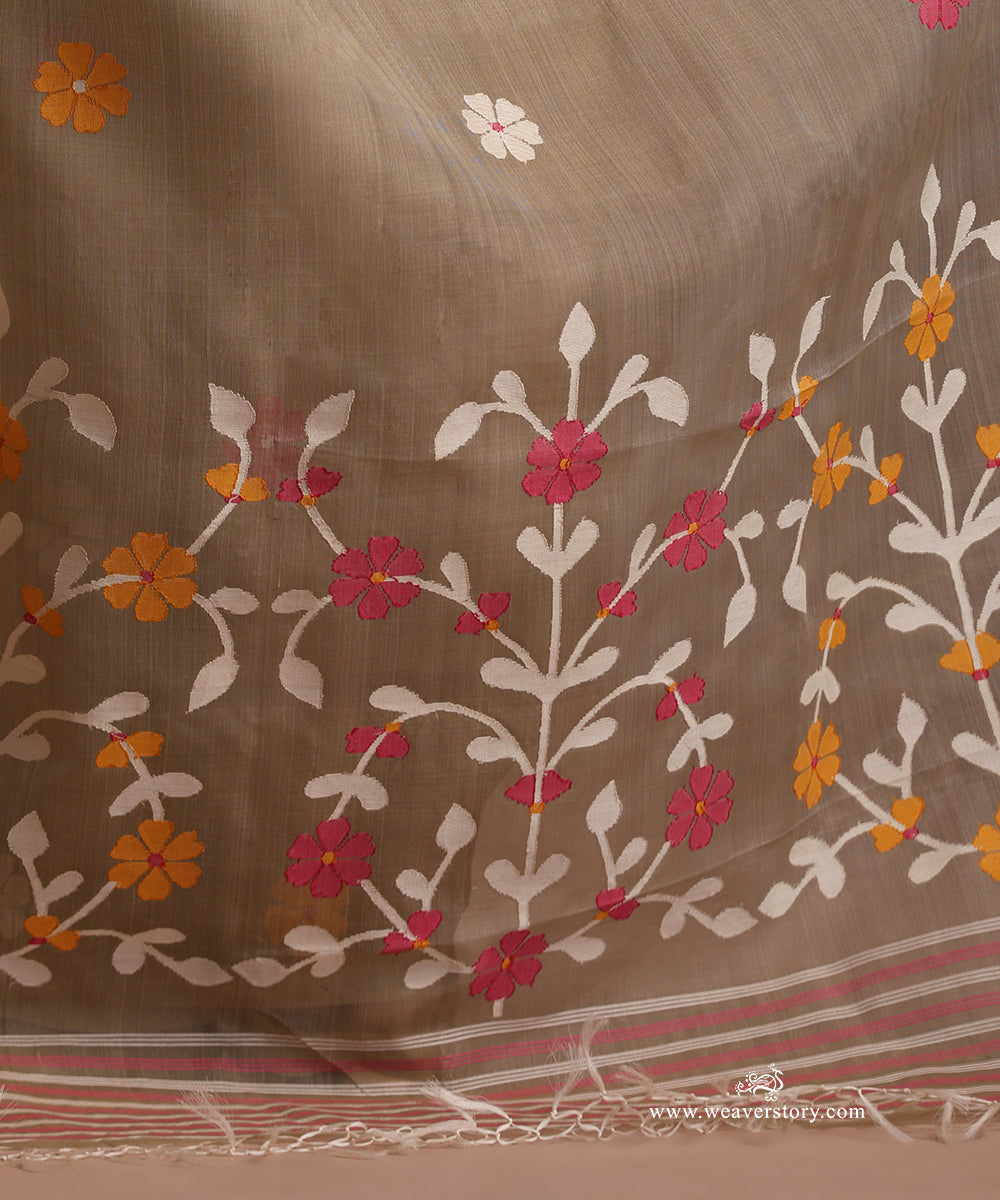 Grey_Handlooom_Pure_Muslin_Dhakai_Jamdani_Saree_With_Floral_Bootis_And_Multicolour_Floral_Guldasta_Motifs_On_Pallu_WeaverStory_06