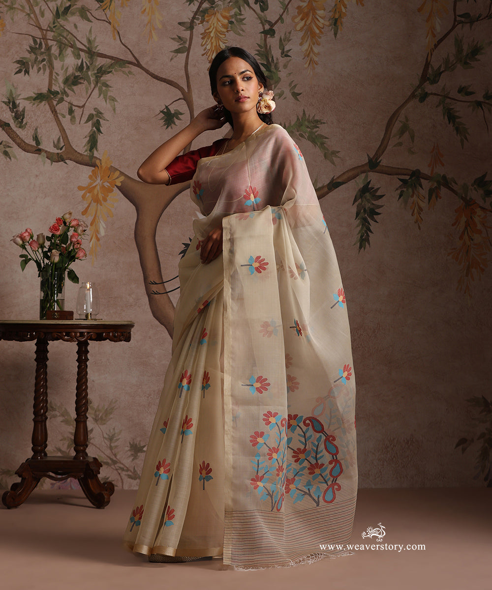 Beige_Handlooom_Pure_Muslin_Dhakai_Jamdani_Saree_With_Red_And_Turquoise_Flowers_WeaverStory_02