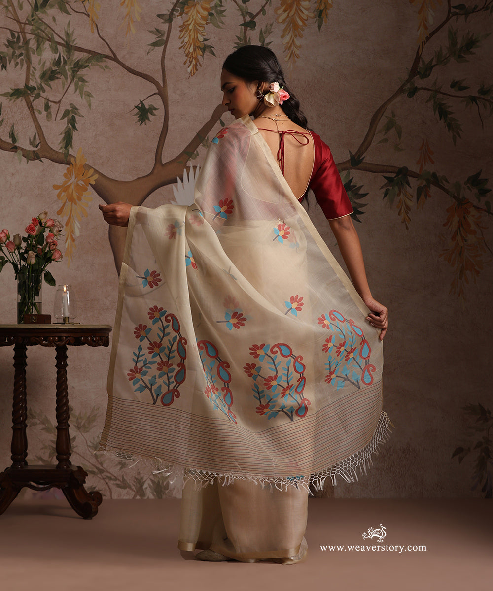 Beige_Handlooom_Pure_Muslin_Dhakai_Jamdani_Saree_With_Red_And_Turquoise_Flowers_WeaverStory_04