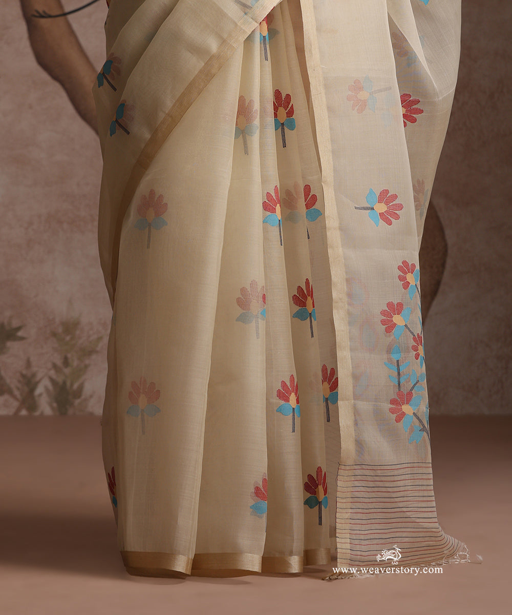 Beige_Handlooom_Pure_Muslin_Dhakai_Jamdani_Saree_With_Red_And_Turquoise_Flowers_WeaverStory_05