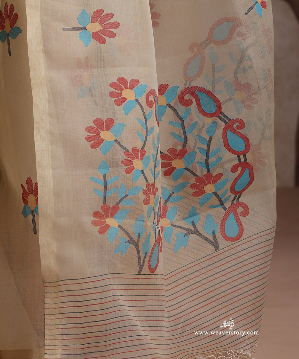 Beige_Handlooom_Pure_Muslin_Dhakai_Jamdani_Saree_With_Red_And_Turquoise_Flowers_WeaverStory_06