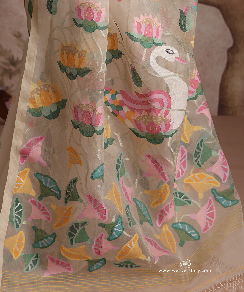 Off_White_Handloom_Pure_Muslin_Dhakai_Jamdani_Saree_With_Swan_And_Lotus_Motifs_On_Pallu_WeaverStory_06