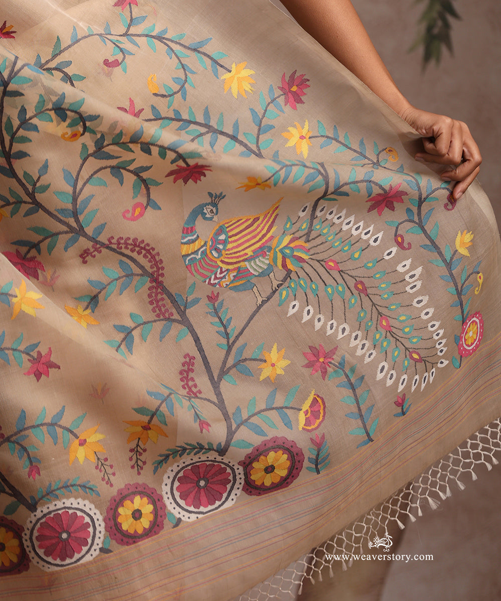 Beige_Handloom_Pure_Muslin_Dhakai_Jamdani_Saree_With_Peacock_On_Tree_Motifs_On_Pallu_WeaverStory_05
