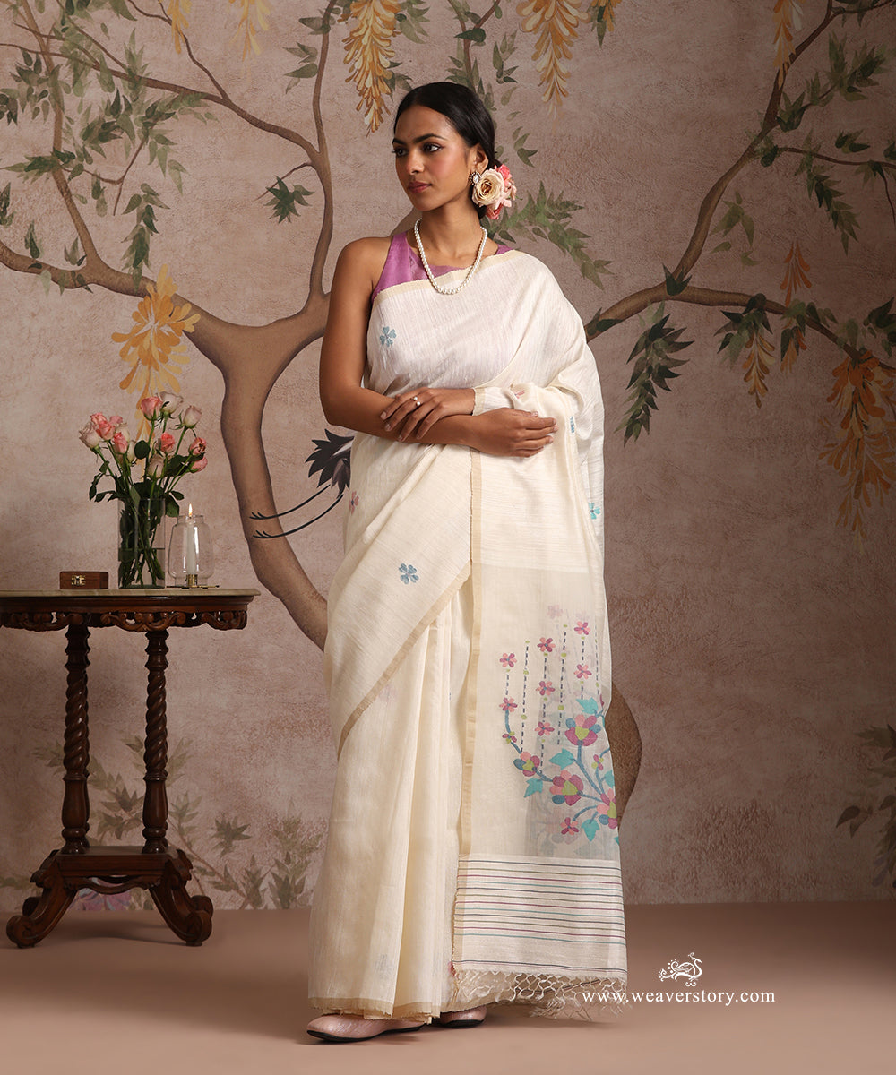 Off_White_Handloom_Pure_Matka_Silk_Dhakai_Jamdani_Saree_With_Floral_Muslin_Jamdani_Pallu_WeaverStory_01