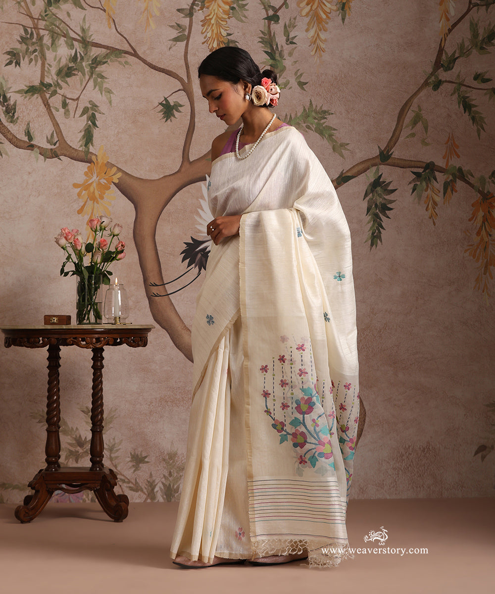 Off_White_Handloom_Pure_Matka_Silk_Dhakai_Jamdani_Saree_With_Floral_Muslin_Jamdani_Pallu_WeaverStory_02
