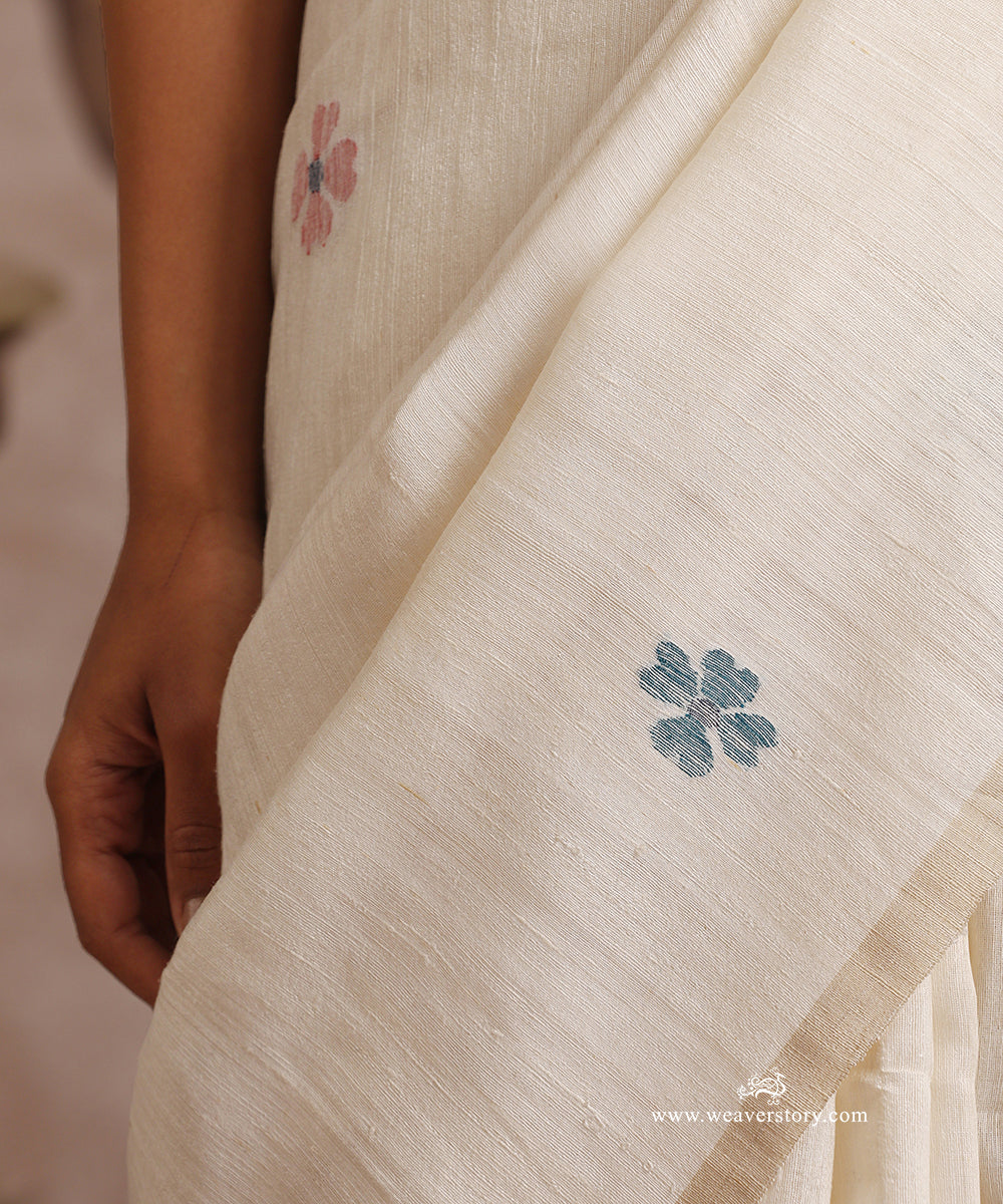 Off_White_Handloom_Pure_Matka_Silk_Dhakai_Jamdani_Saree_With_Floral_Muslin_Jamdani_Pallu_WeaverStory_06