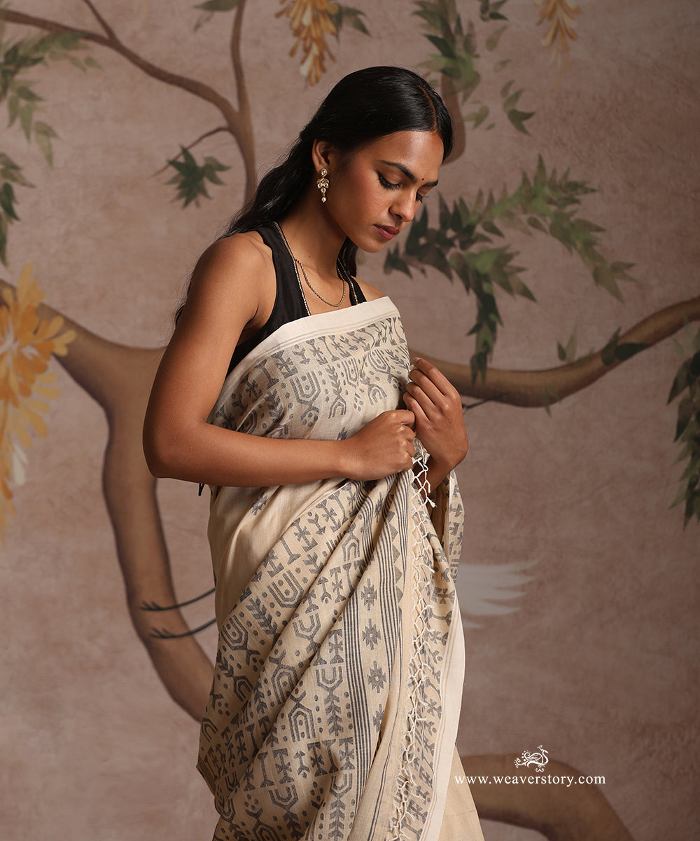 Beige_Handloom_Pure_Tussar_Silk_Dhakai_Jamdani_Saree_With_Black_Booti_And_Border_WeaverStory_03