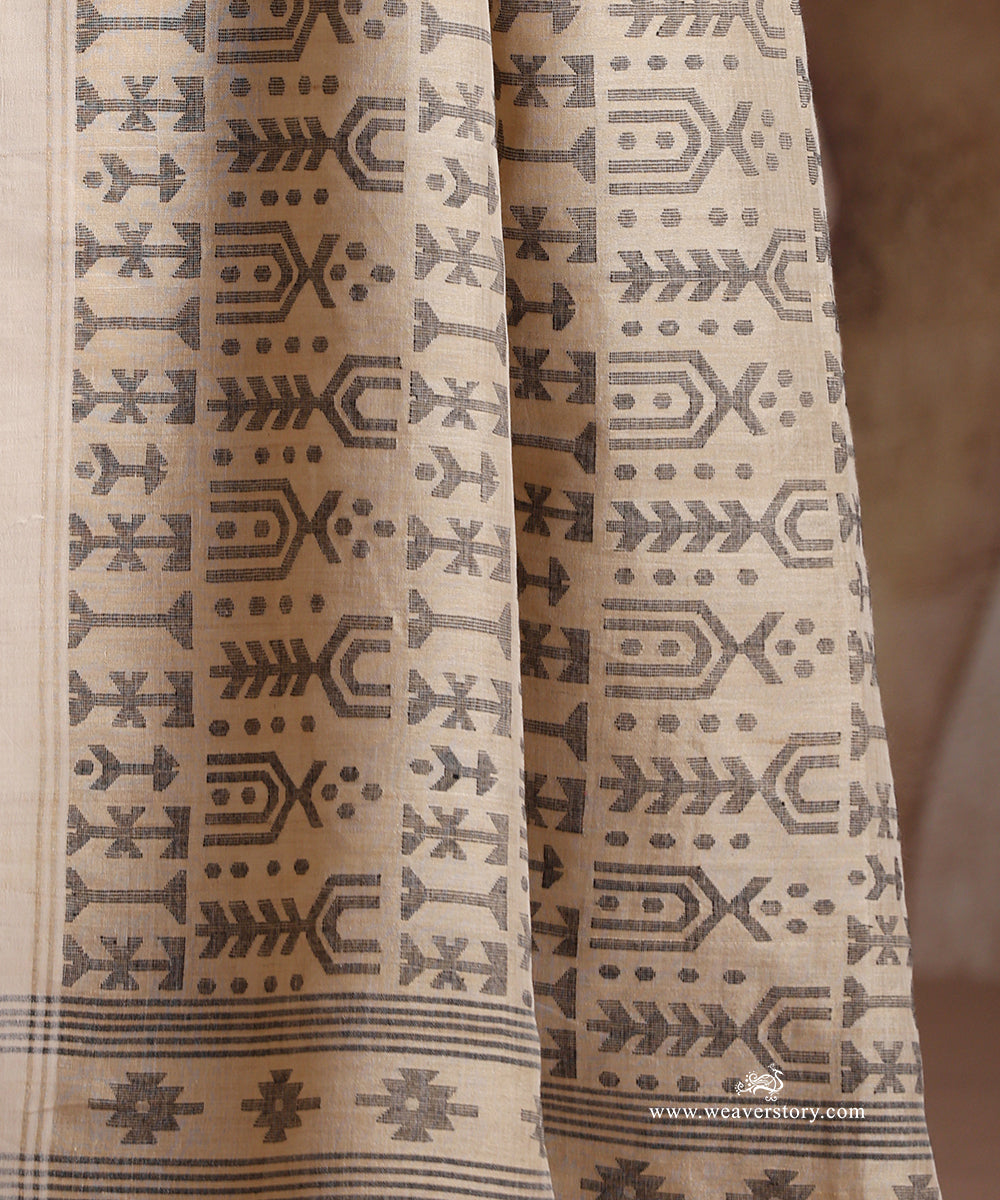 Beige_Handloom_Pure_Tussar_Silk_Dhakai_Jamdani_Saree_With_Black_Booti_And_Border_WeaverStory_06