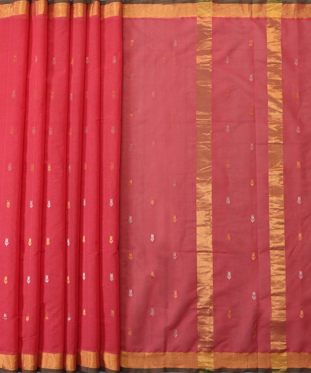 Magenta_Handloom_Pure_Cotton_Venkatagiri_Small_Lotus_Booti_Saree_With_Gold_Border_And_Green_Selvedge_WeaverStory_02