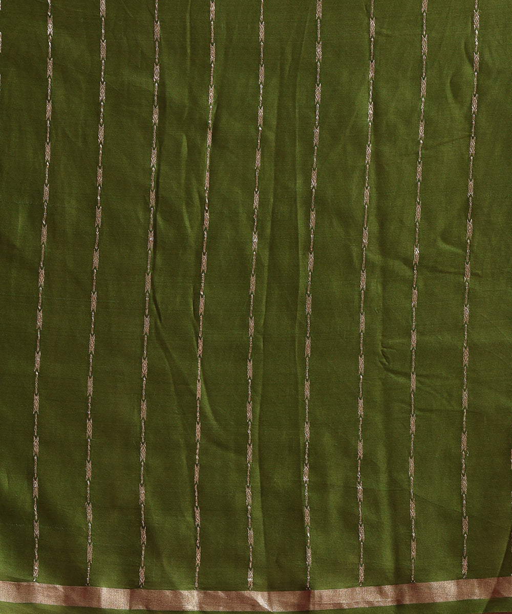 Maroon_Pure_Satin_Silk_Banarasi_Kadhwa_Saree_With_Gold_Silver_Guldasta_Motifs_WeaverStory_05