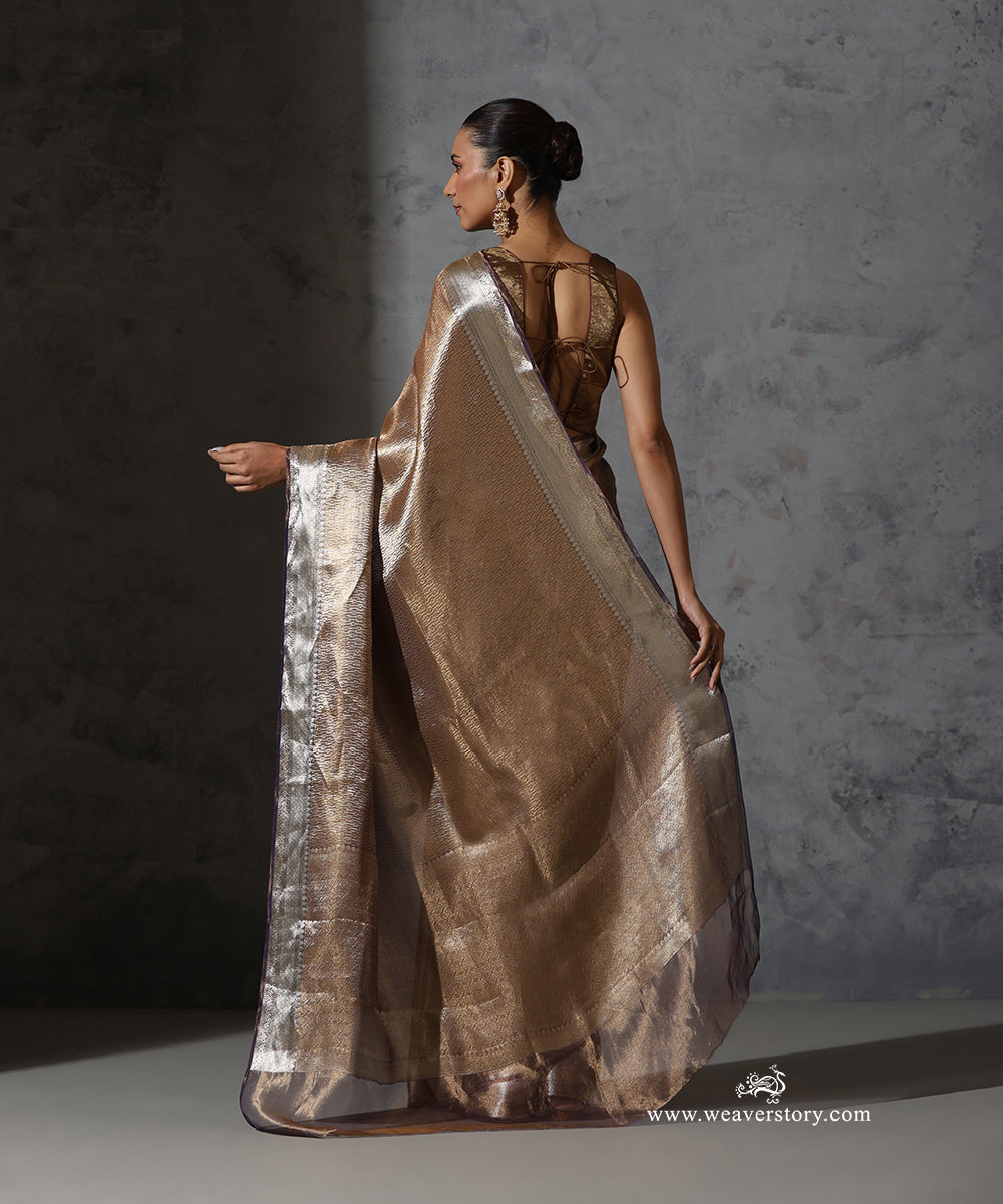 Gold_Pure_Tissue_Kora_Silk_Banarasi_Tanchoi_Saree_With_Silver_Zari_Border_WeaverStory_03
