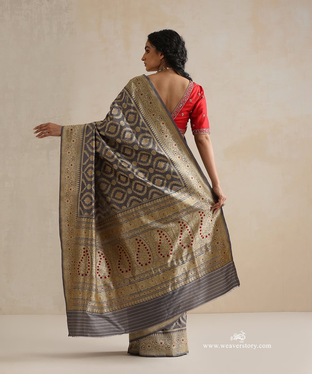 Handloom_Grey_Pure_Katan_Silk_Banarasi_Saree_With_Kadhwa_Jaal_And_Red_Meenakari_WeaverStory_03