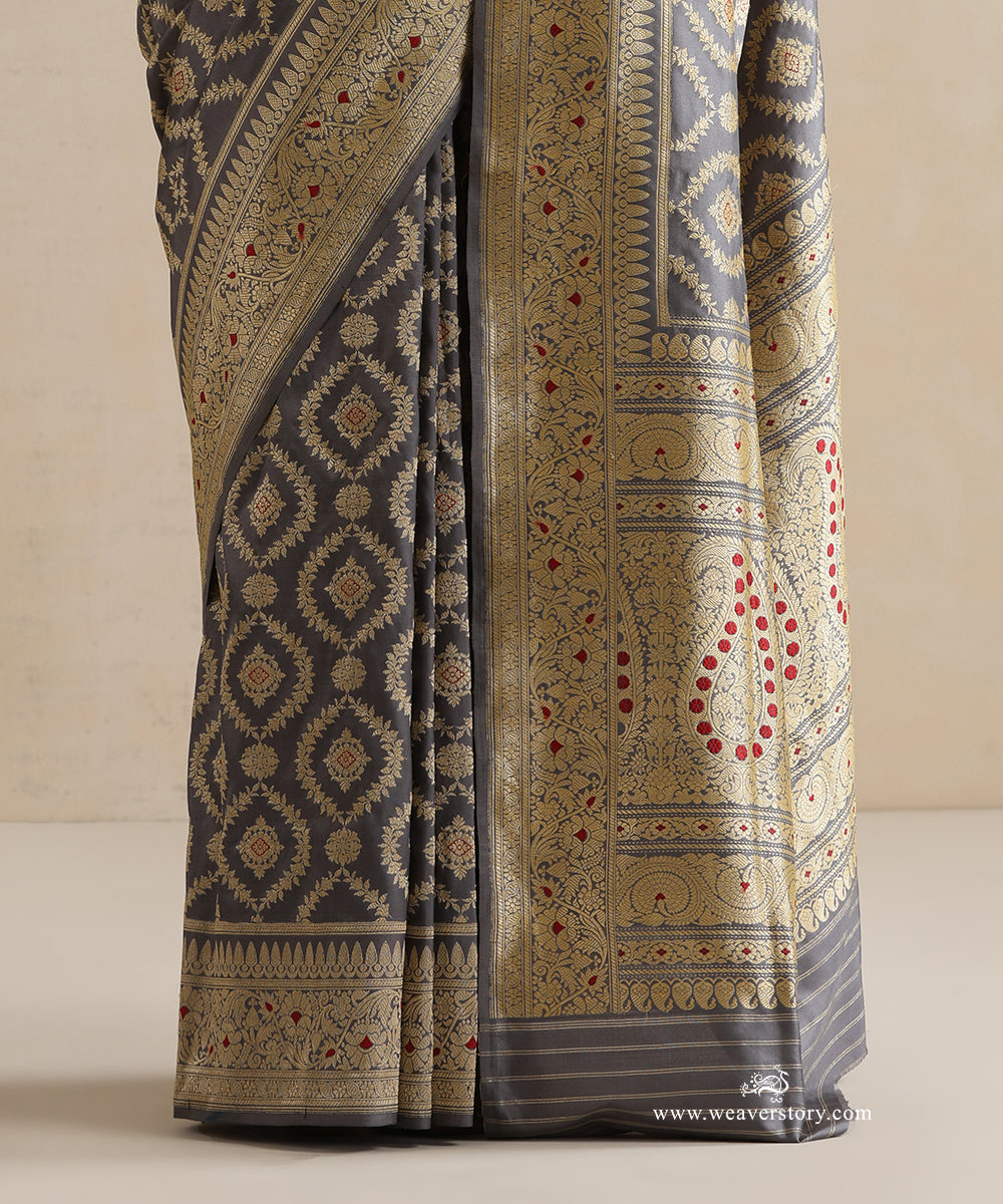 Handloom_Grey_Pure_Katan_Silk_Banarasi_Saree_With_Kadhwa_Jaal_And_Red_Meenakari_WeaverStory_04