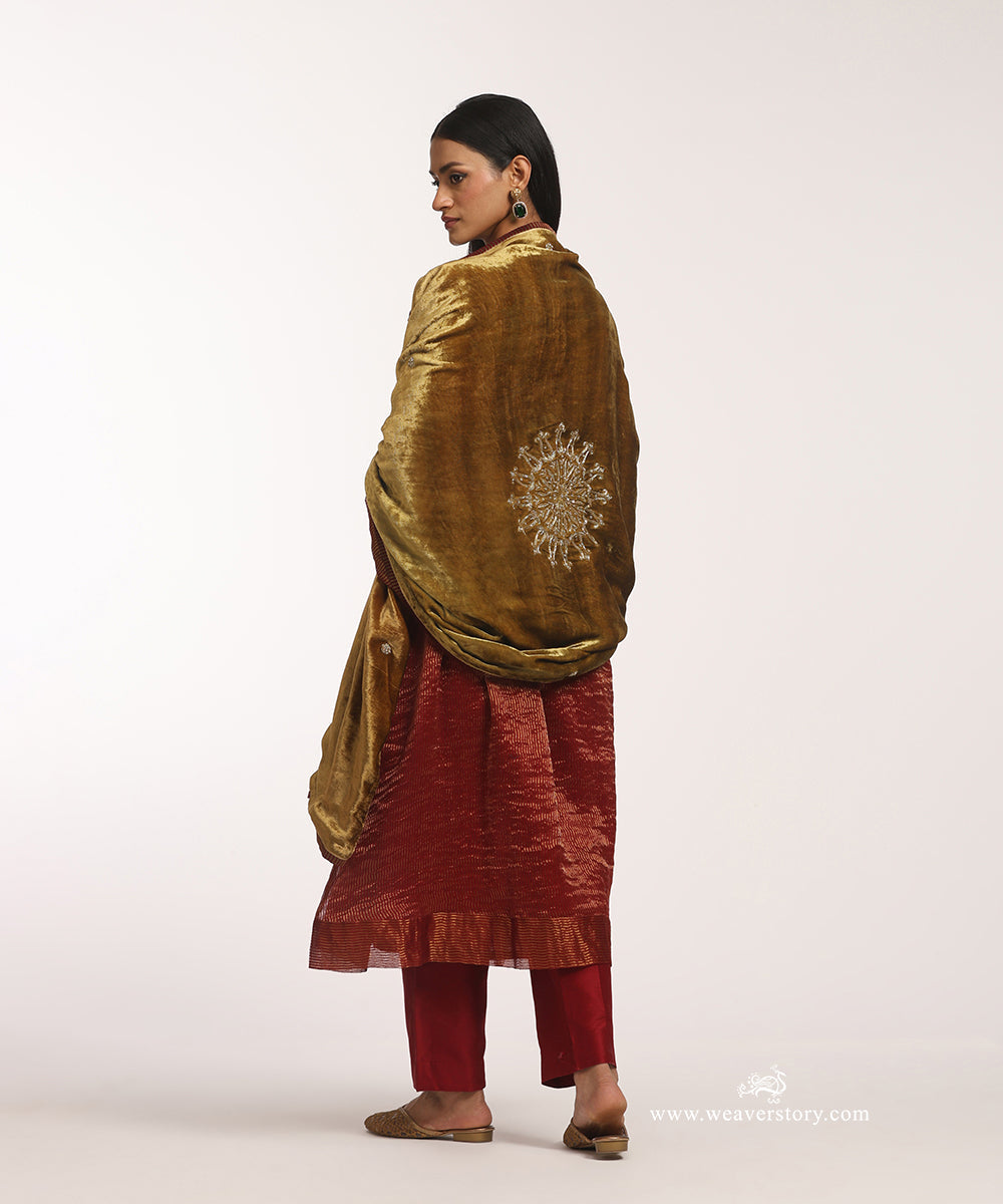 Heena_Green_Hand_Embroidered_Velvet_Doshala_With_Big_Zardozi_Boota_on_Centre_WeaverStory_02