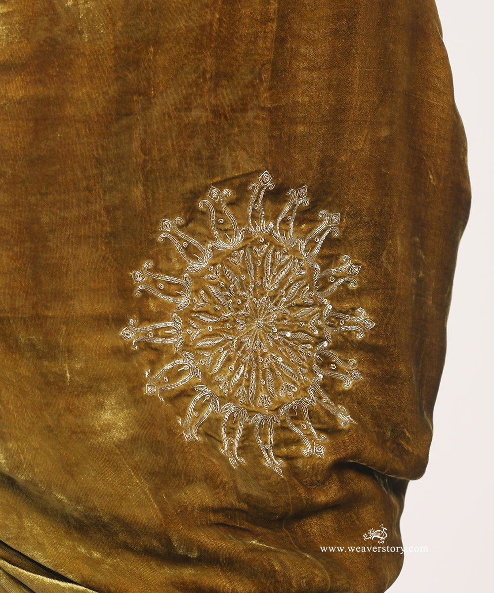 Heena_Green_Hand_Embroidered_Velvet_Doshala_With_Big_Zardozi_Boota_on_Centre_WeaverStory_03